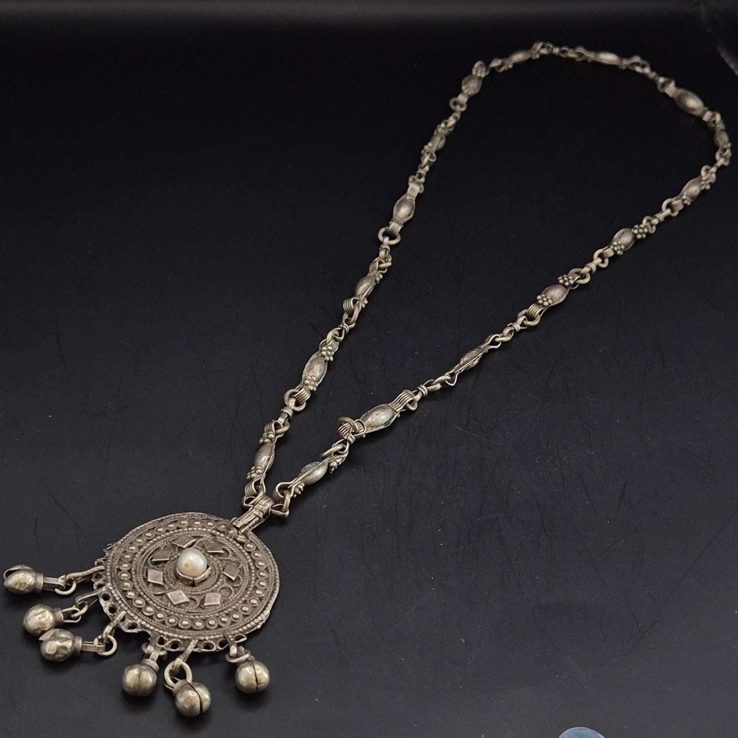 Antike Silber Kette mit Rundem Medaillon – Ethno Stil mit Glocken