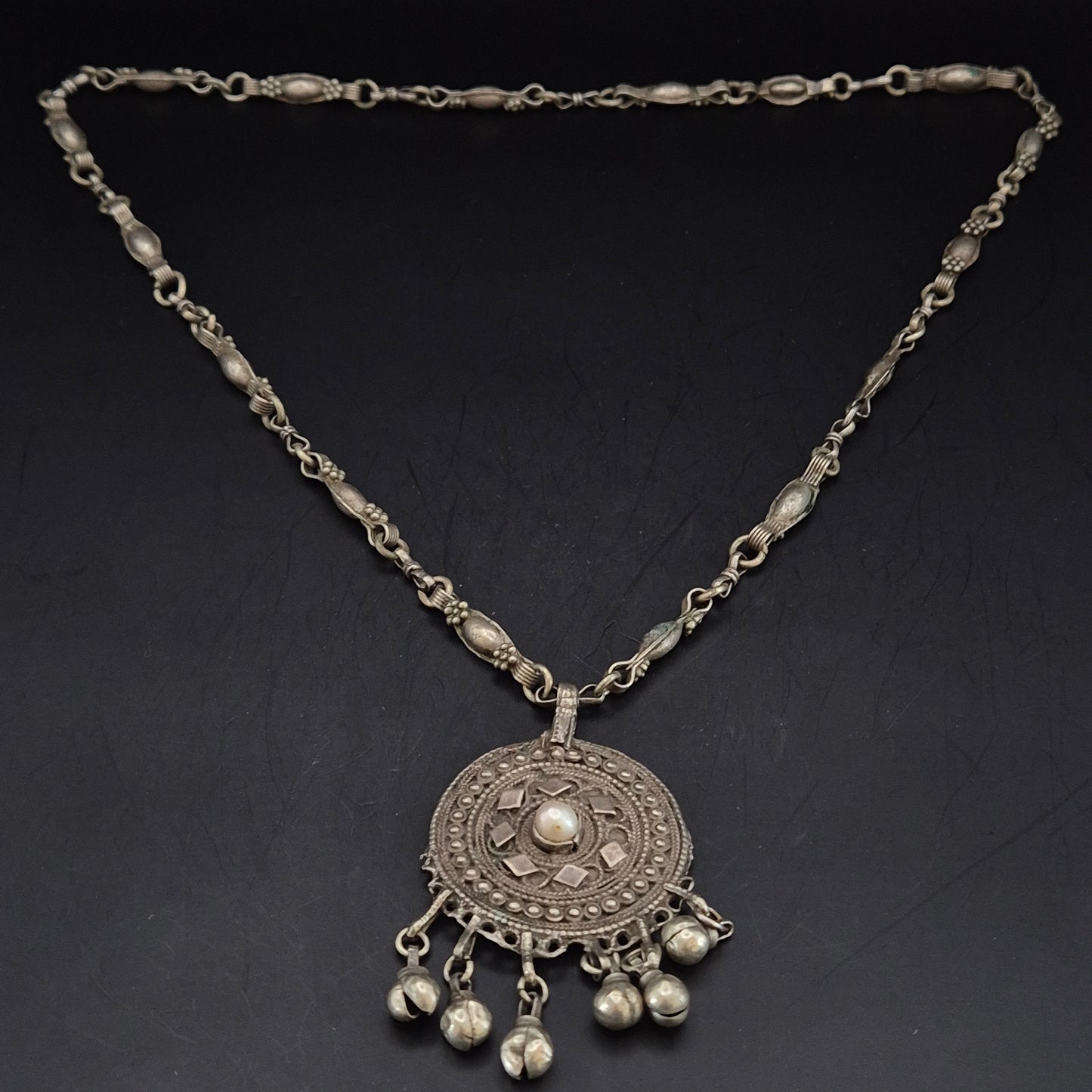 Antike Silber Kette mit Rundem Medaillon – Ethno Stil mit Glocken