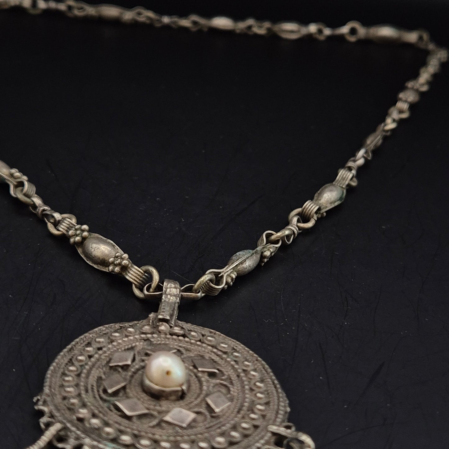 Antike Silber Kette mit Rundem Medaillon – Ethno Stil mit Glocken