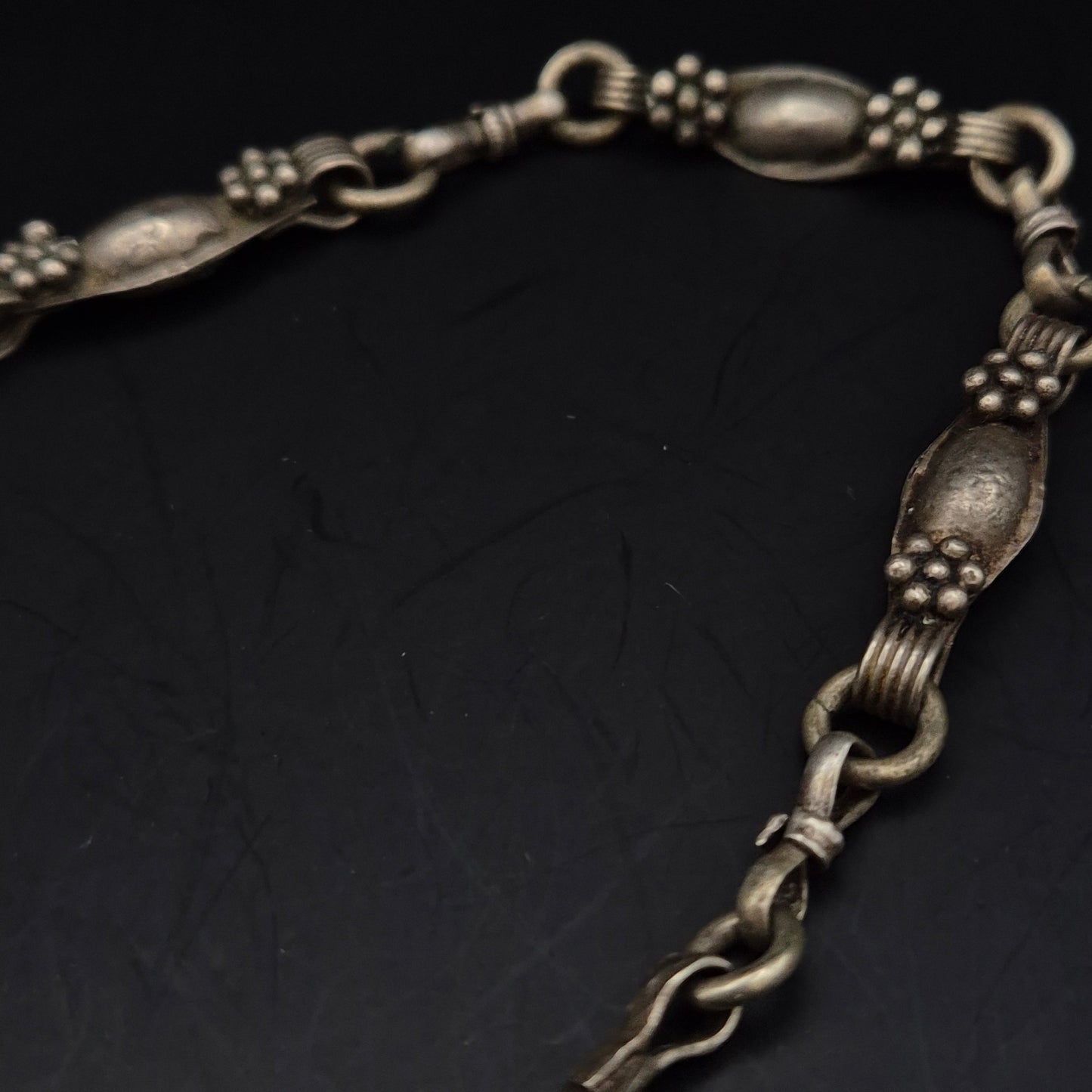 Antike Silber Kette mit Rundem Medaillon – Ethno Stil mit Glocken