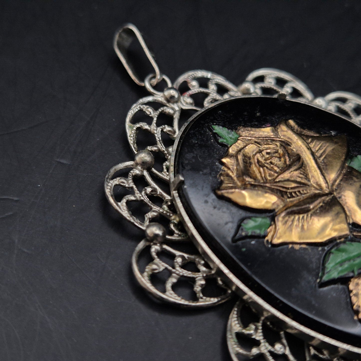 Vintage Medaillon Anhänger Rose – Edles Design in Schwarz & Gold