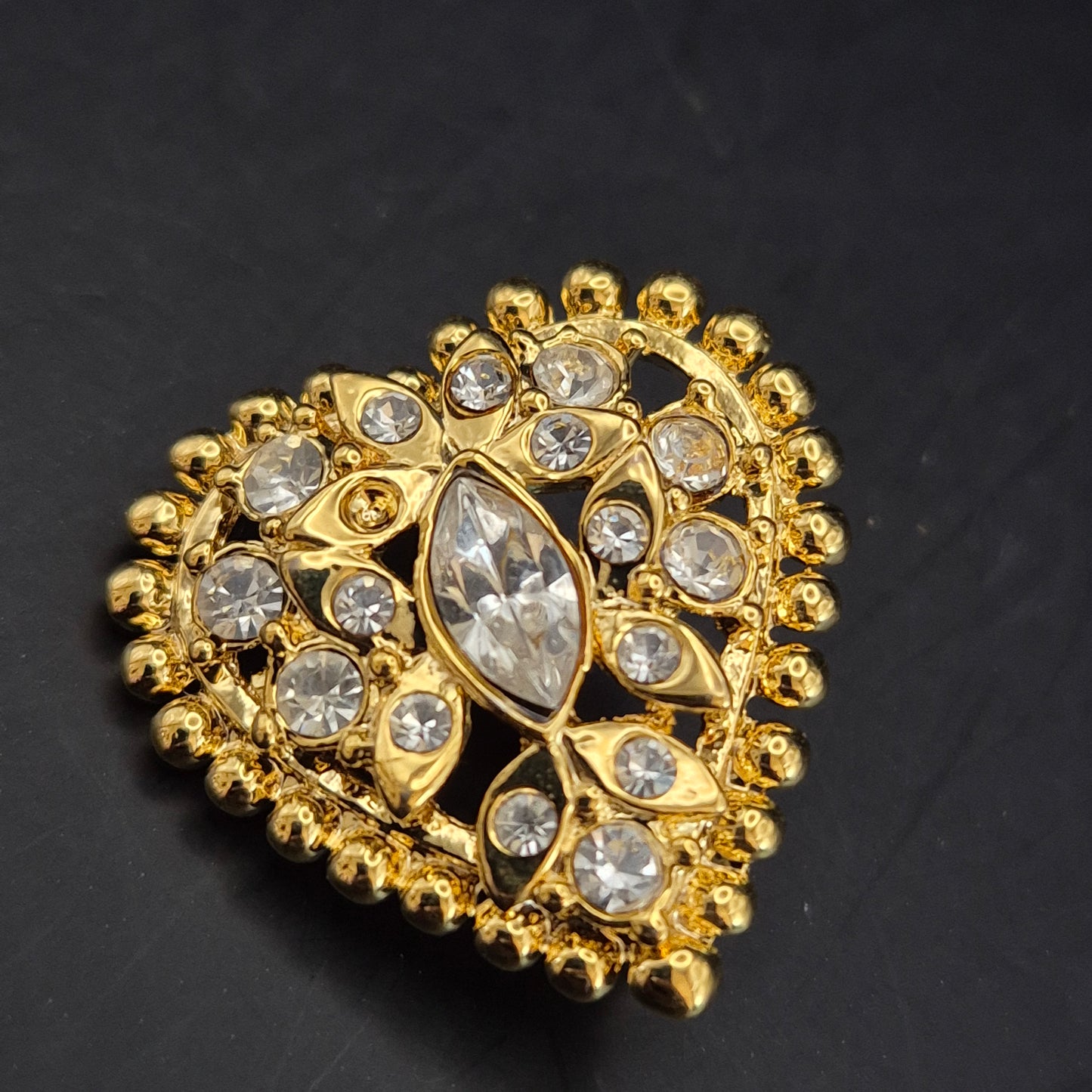 Goldene Herz Brosche – Vintage Design mit Funkelnden Kristallen