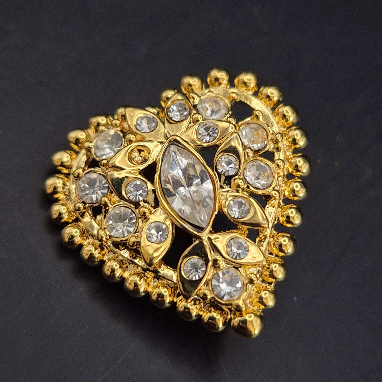 Goldene Herz Brosche – Vintage Design mit Funkelnden Kristallen