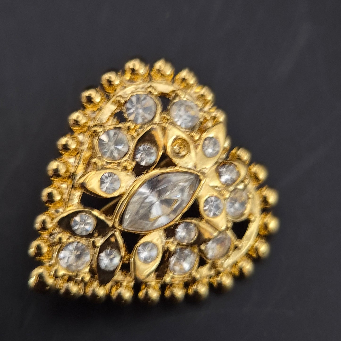 Goldene Herz Brosche – Vintage Design mit Funkelnden Kristallen