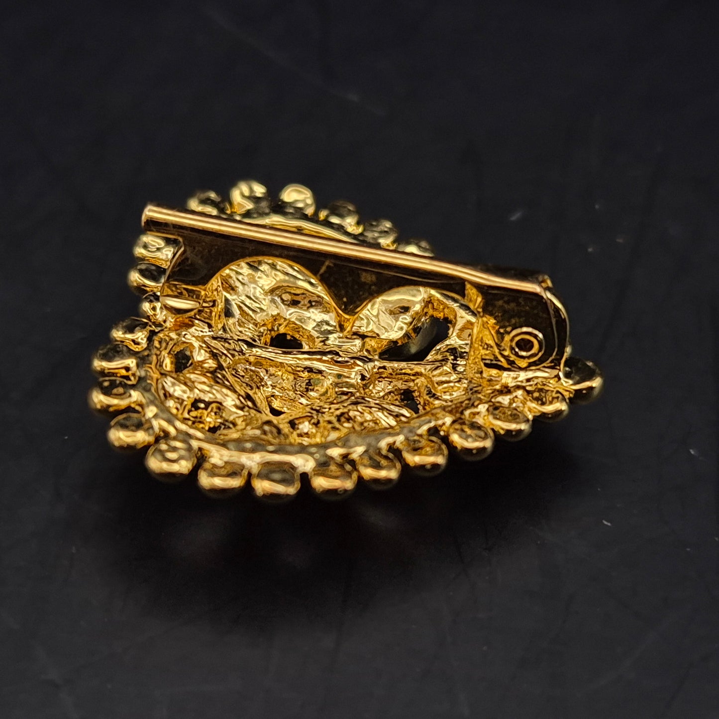 Goldene Herz Brosche – Vintage Design mit Funkelnden Kristallen