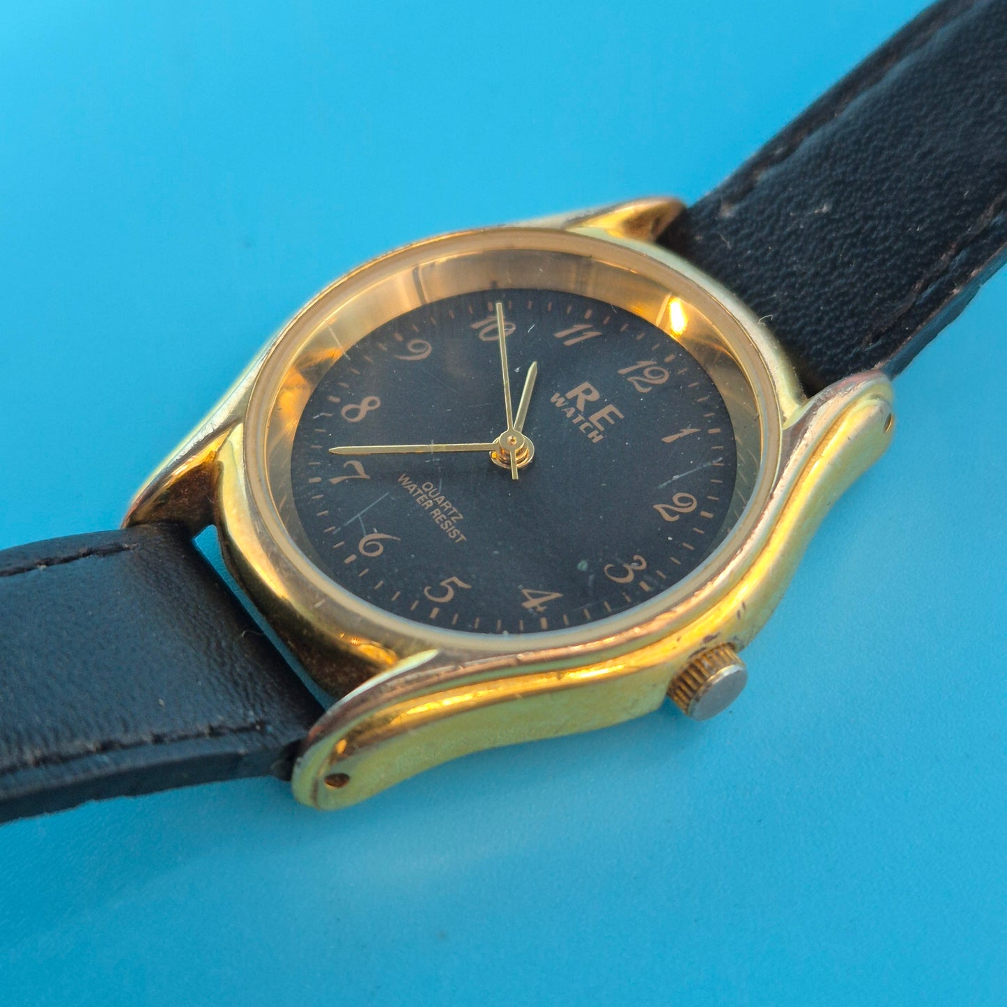 Klassische RE WATCH Damen Uhr – Goldfarbenes Gehäuse mit schwarzem Zifferblatt