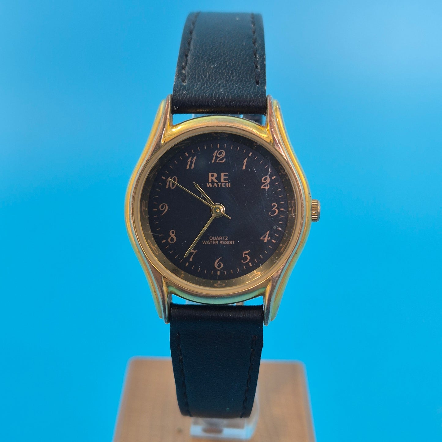 Klassische RE WATCH Damen Uhr – Goldfarbenes Gehäuse mit schwarzem Zifferblatt