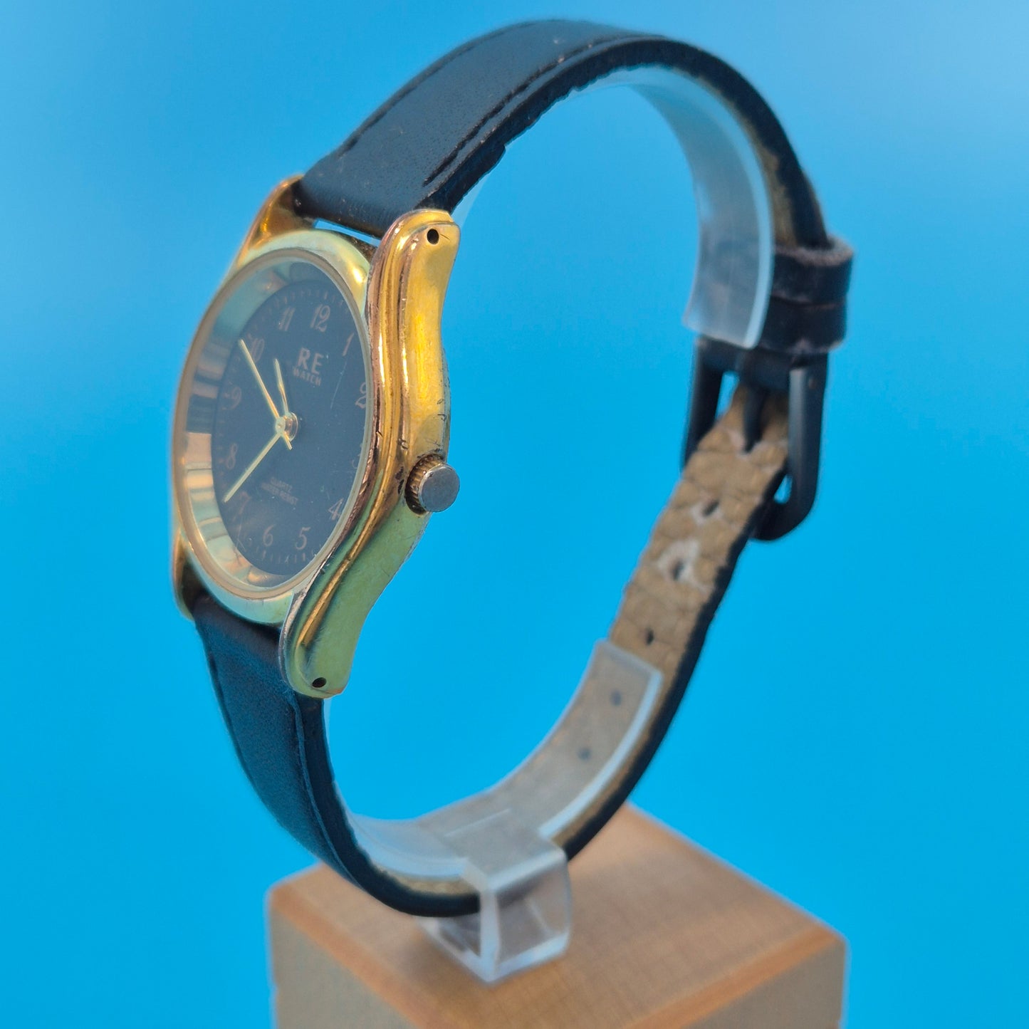 Klassische RE WATCH Damen Uhr – Goldfarbenes Gehäuse mit schwarzem Zifferblatt