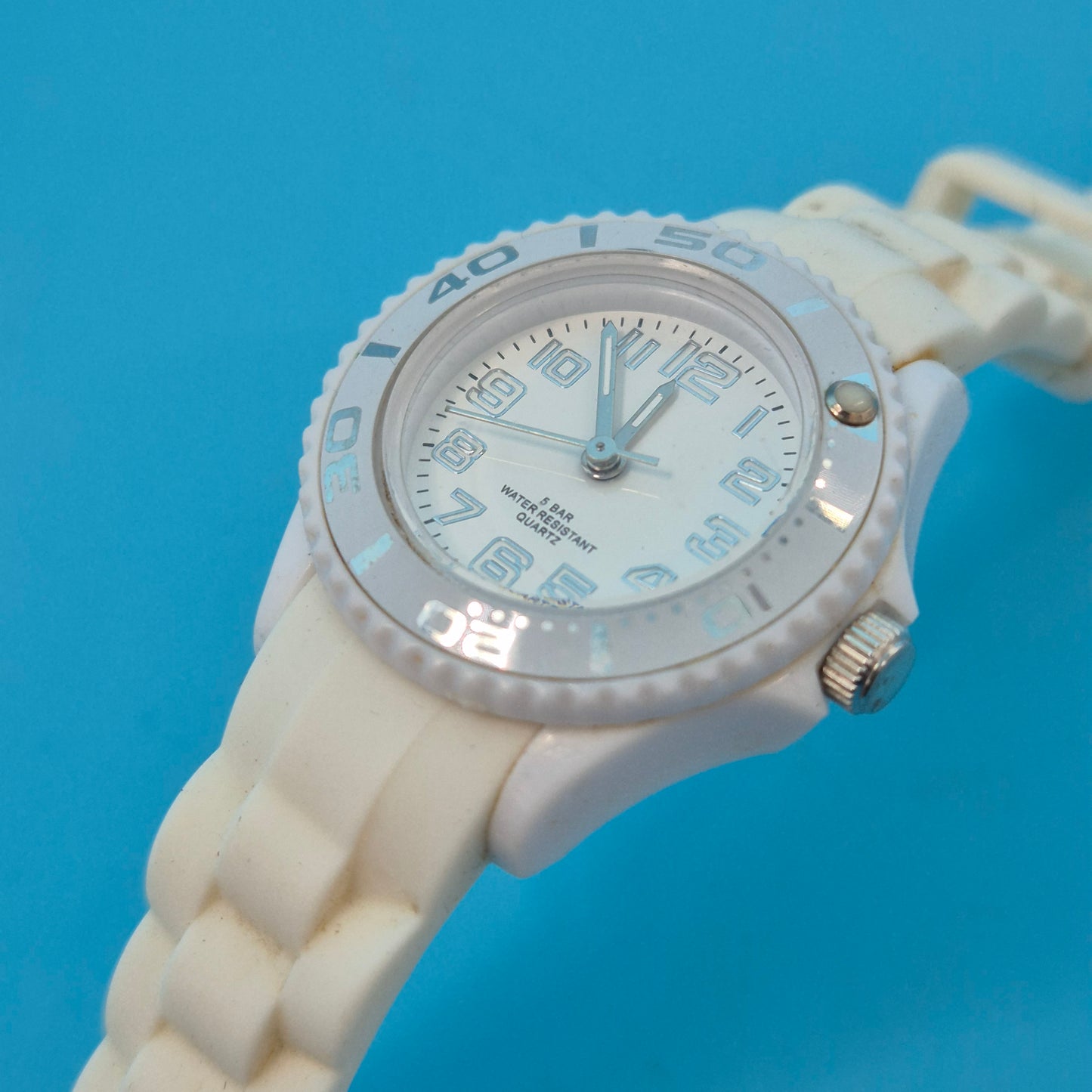 Sportliche Damen Uhr in Weiß – Frisches Design für den Alltag