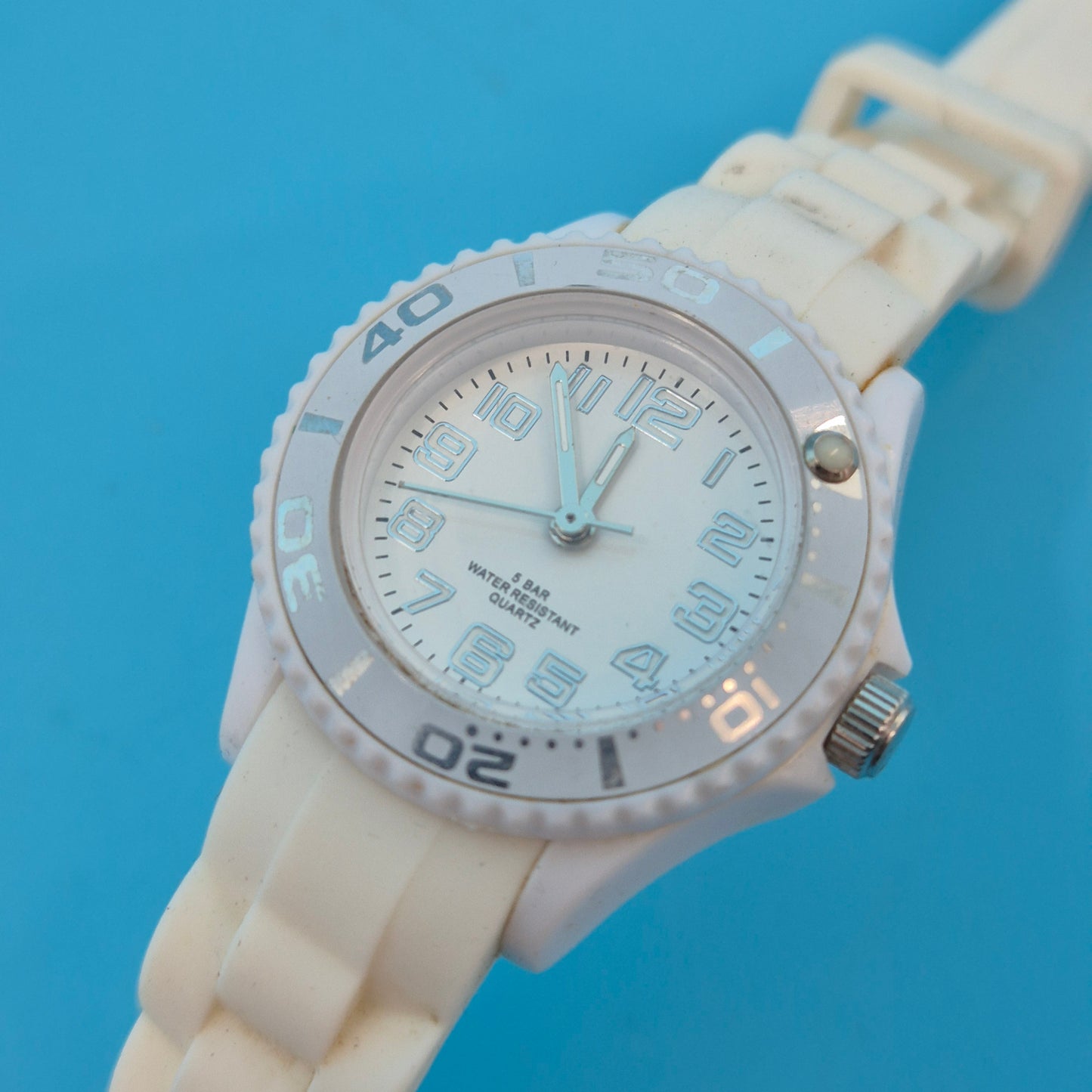 Sportliche Damen Uhr in Weiß – Frisches Design für den Alltag