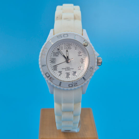 Sportliche Damen Uhr in Weiß – Frisches Design für den Alltag