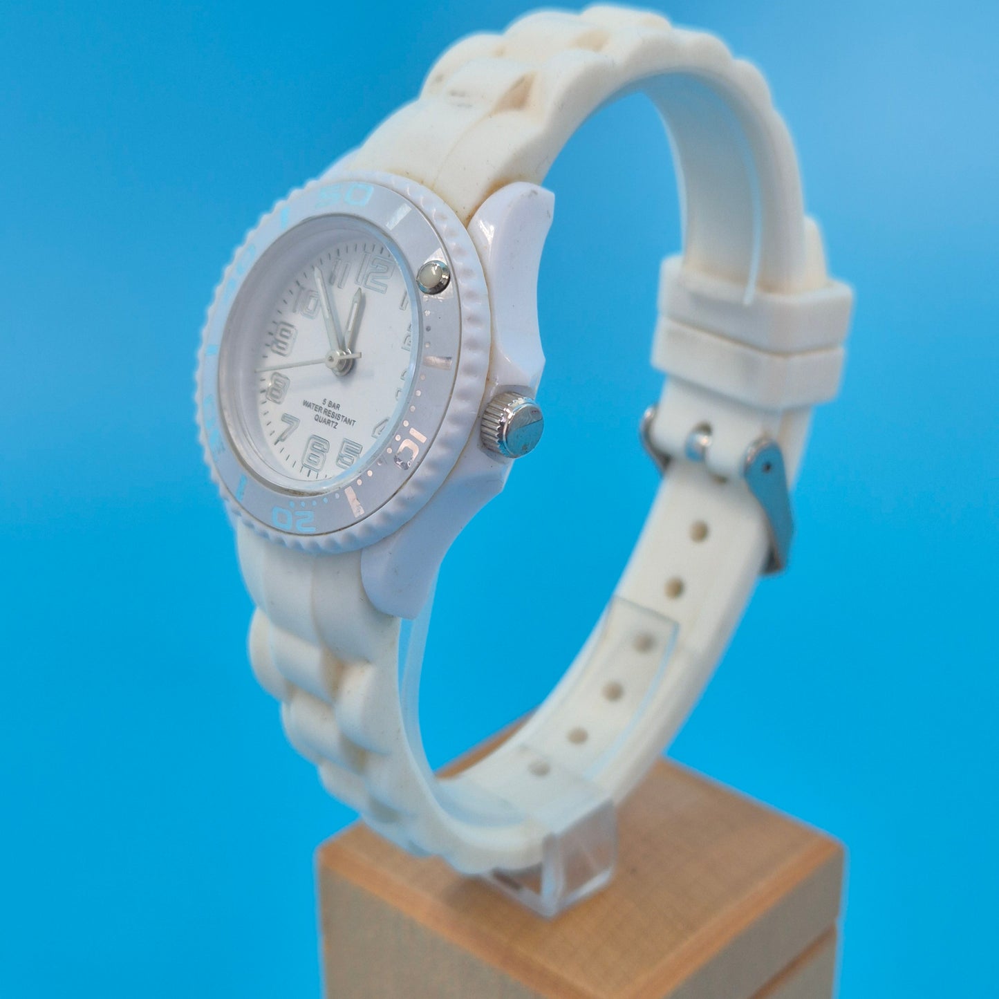 Sportliche Damen Uhr in Weiß – Frisches Design für den Alltag