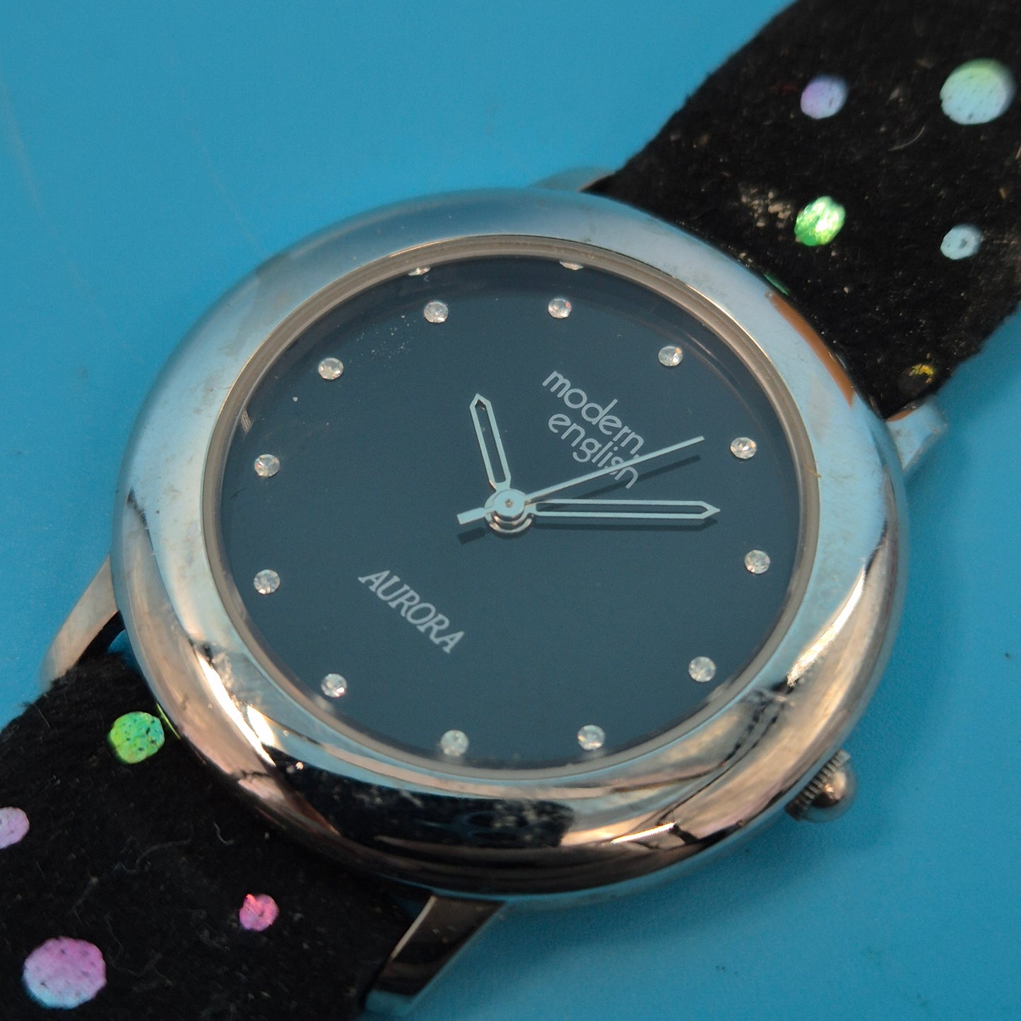 Elegante Modern English Aurora Damen Uhr – Funkelndes Design in Schwarz