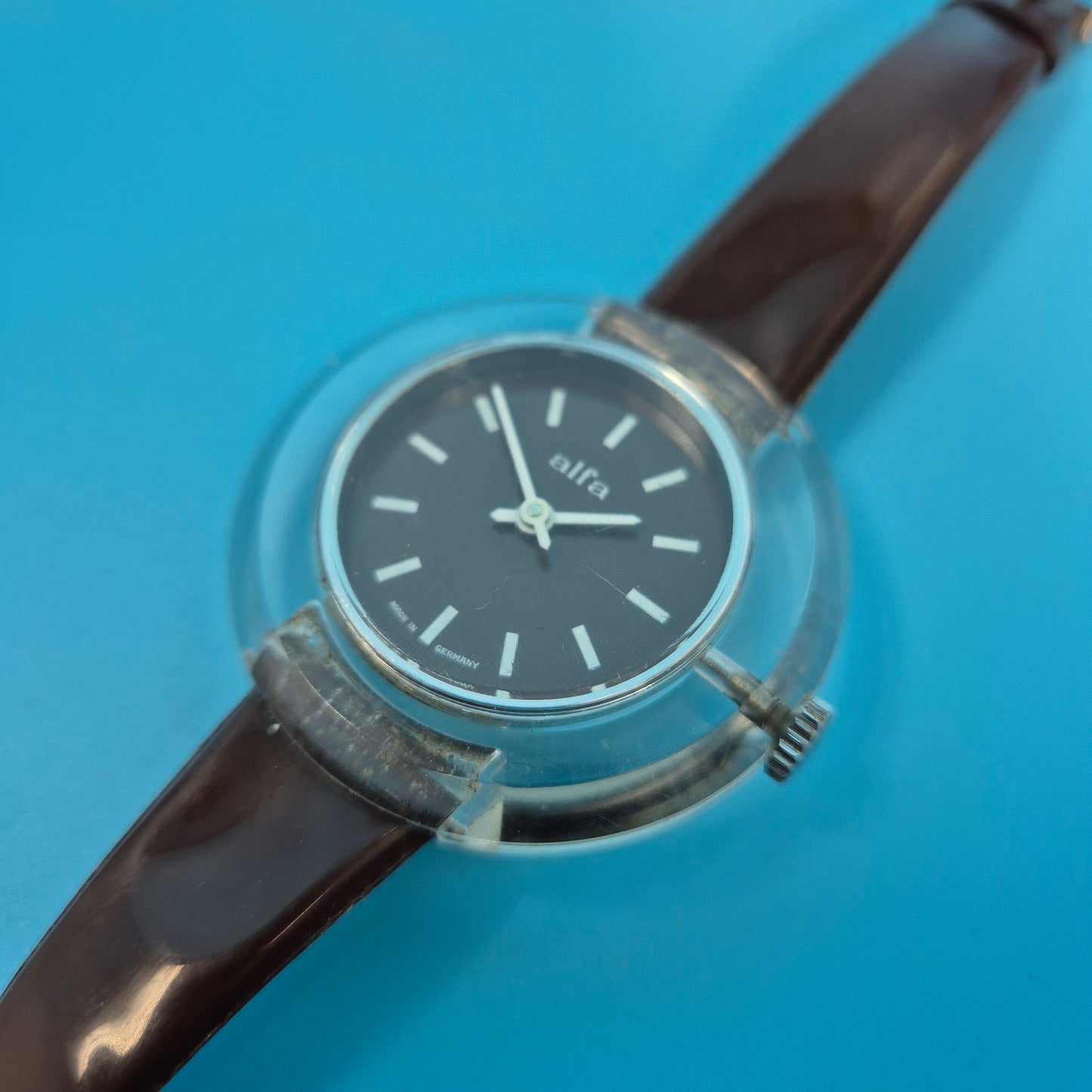 Vintage Alfa Damen Uhr – Futuristische Space Age Ästhetik in Acryl