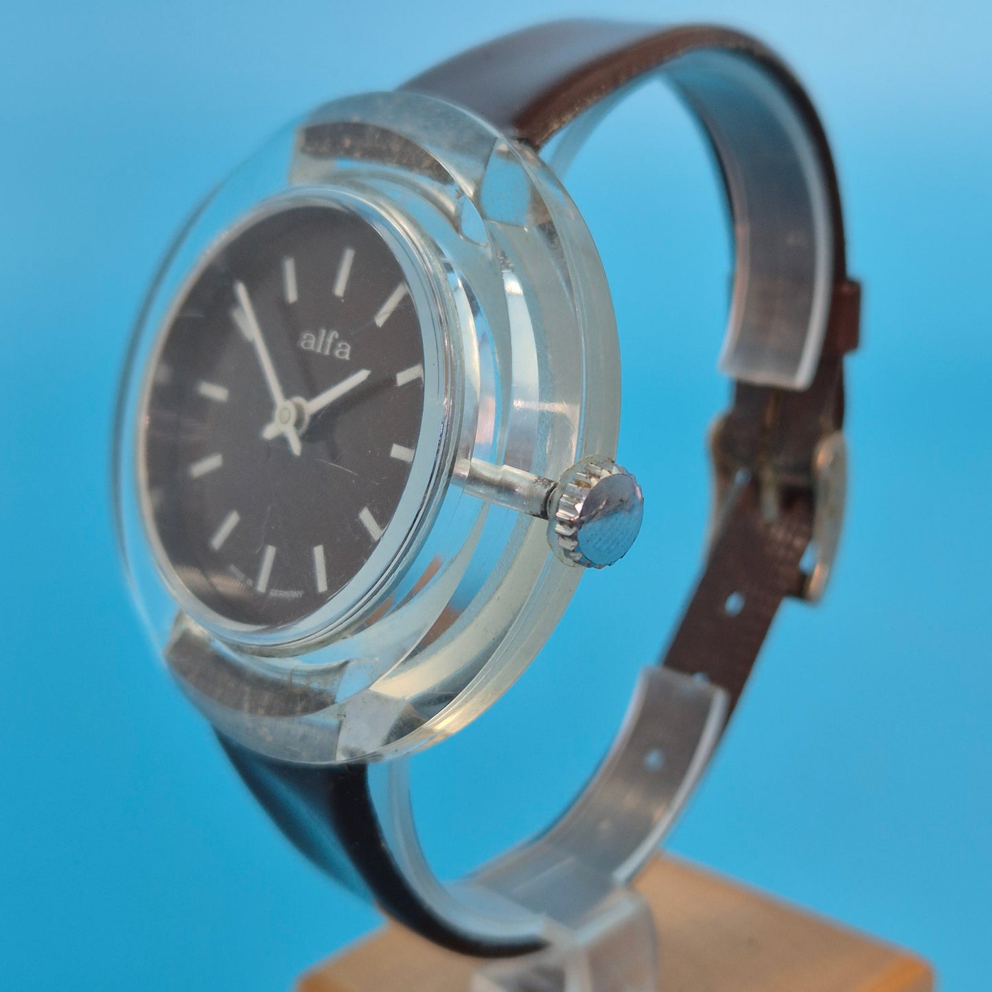Vintage Alfa Damen Uhr – Futuristische Space Age Ästhetik in Acryl