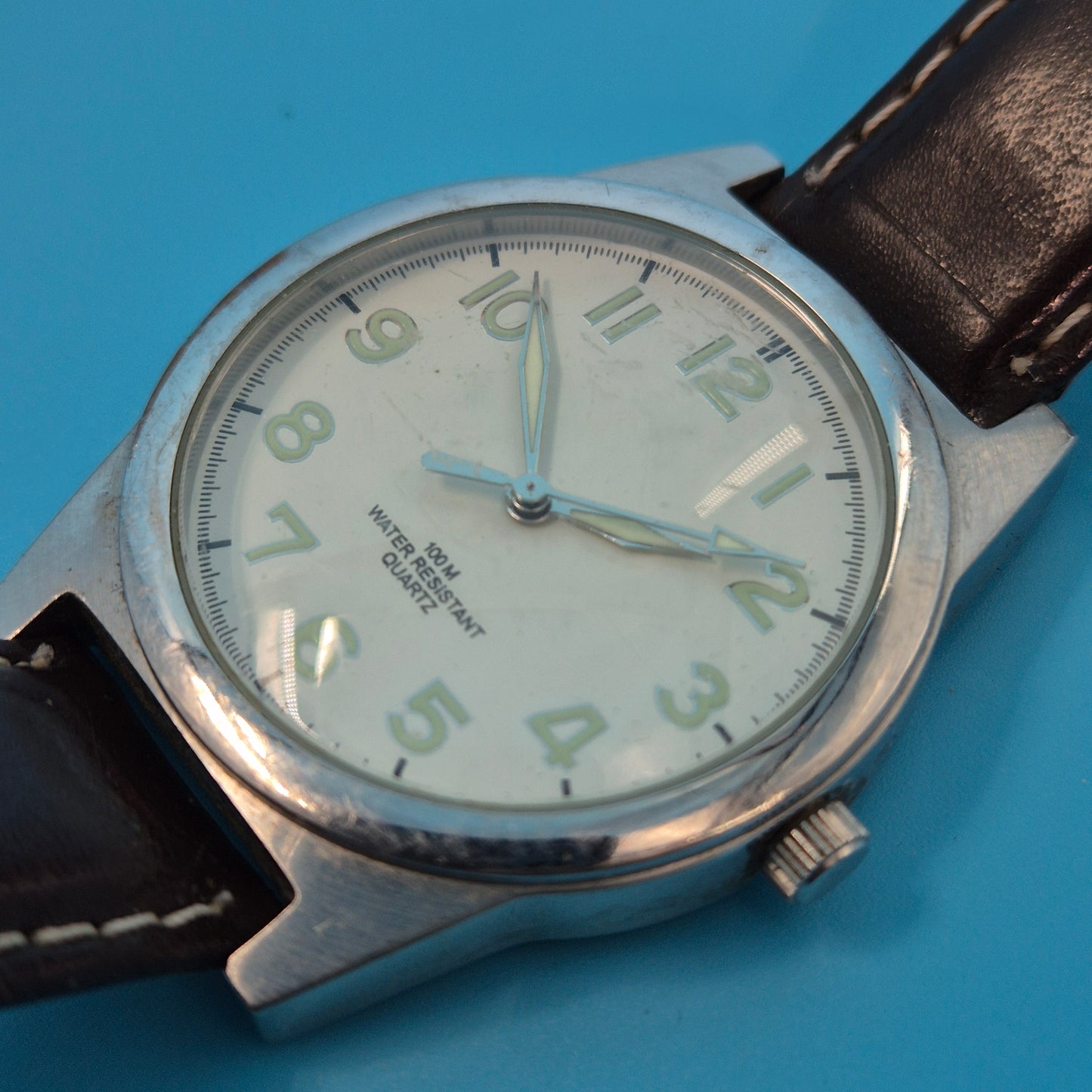 Klassische Herren Uhr – Robustes Design mit Leuchtzifferblatt