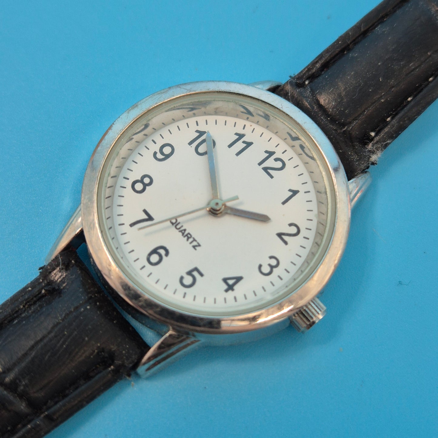 Titel Schlichte Damen Uhr in Silber-Optik – Klassisches Design für den Alltag