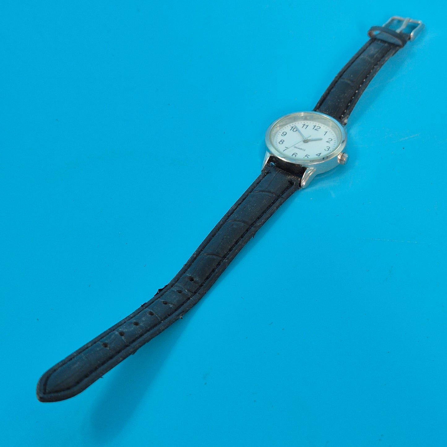 Titel Schlichte Damen Uhr in Silber-Optik – Klassisches Design für den Alltag