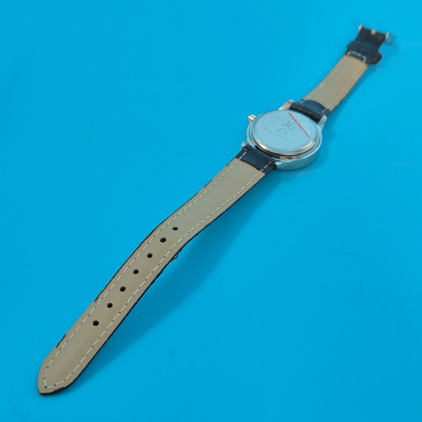 Titel Schlichte Damen Uhr in Silber-Optik – Klassisches Design für den Alltag