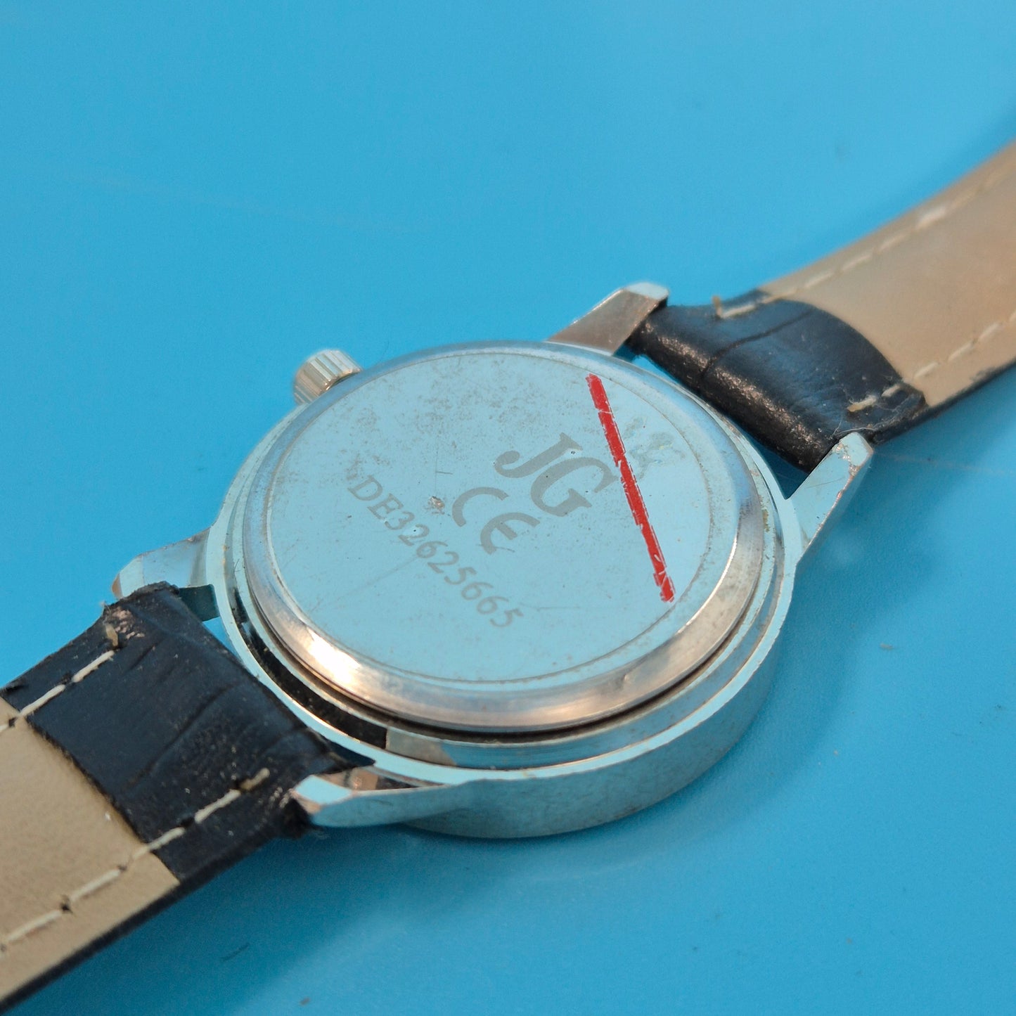 Titel Schlichte Damen Uhr in Silber-Optik – Klassisches Design für den Alltag