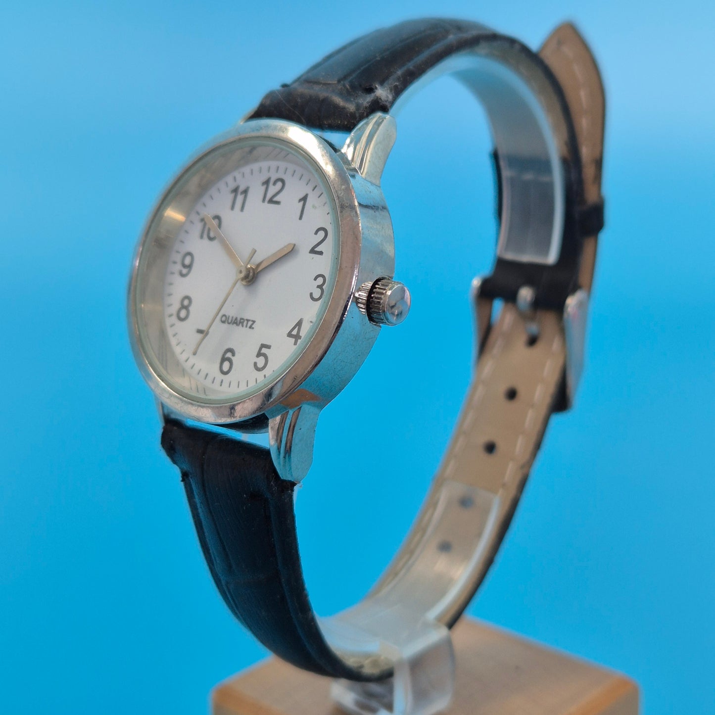 Titel Schlichte Damen Uhr in Silber-Optik – Klassisches Design für den Alltag
