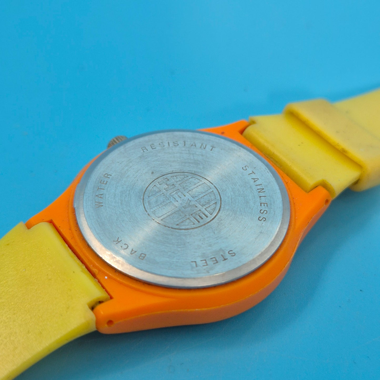 Fröhliche Heye Mordillo Giraffe Kinder Uhr – Farbenfrohes Retro Design