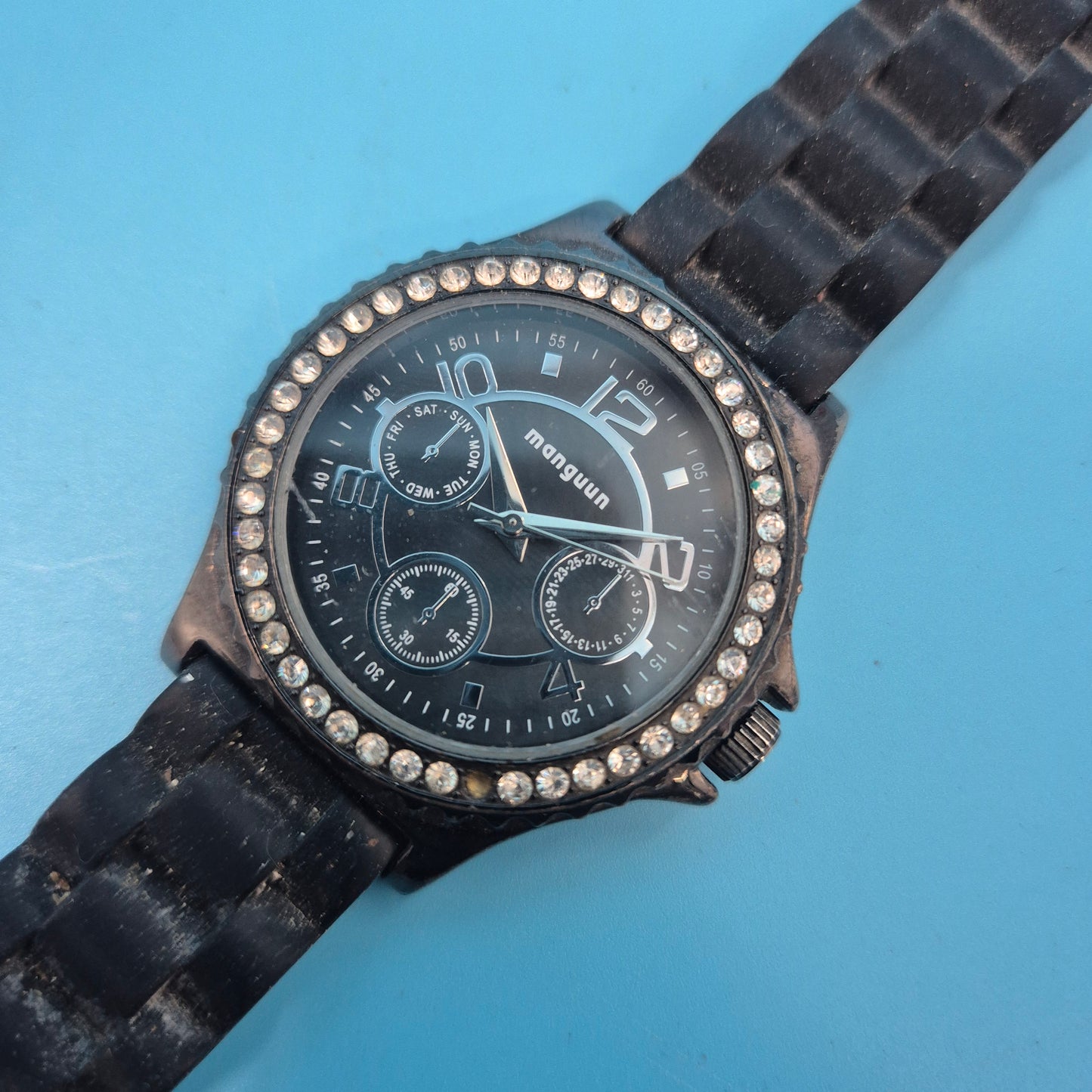 Stilvolle manguun Herren Uhr – Schwarzes Design mit Strassbesatz