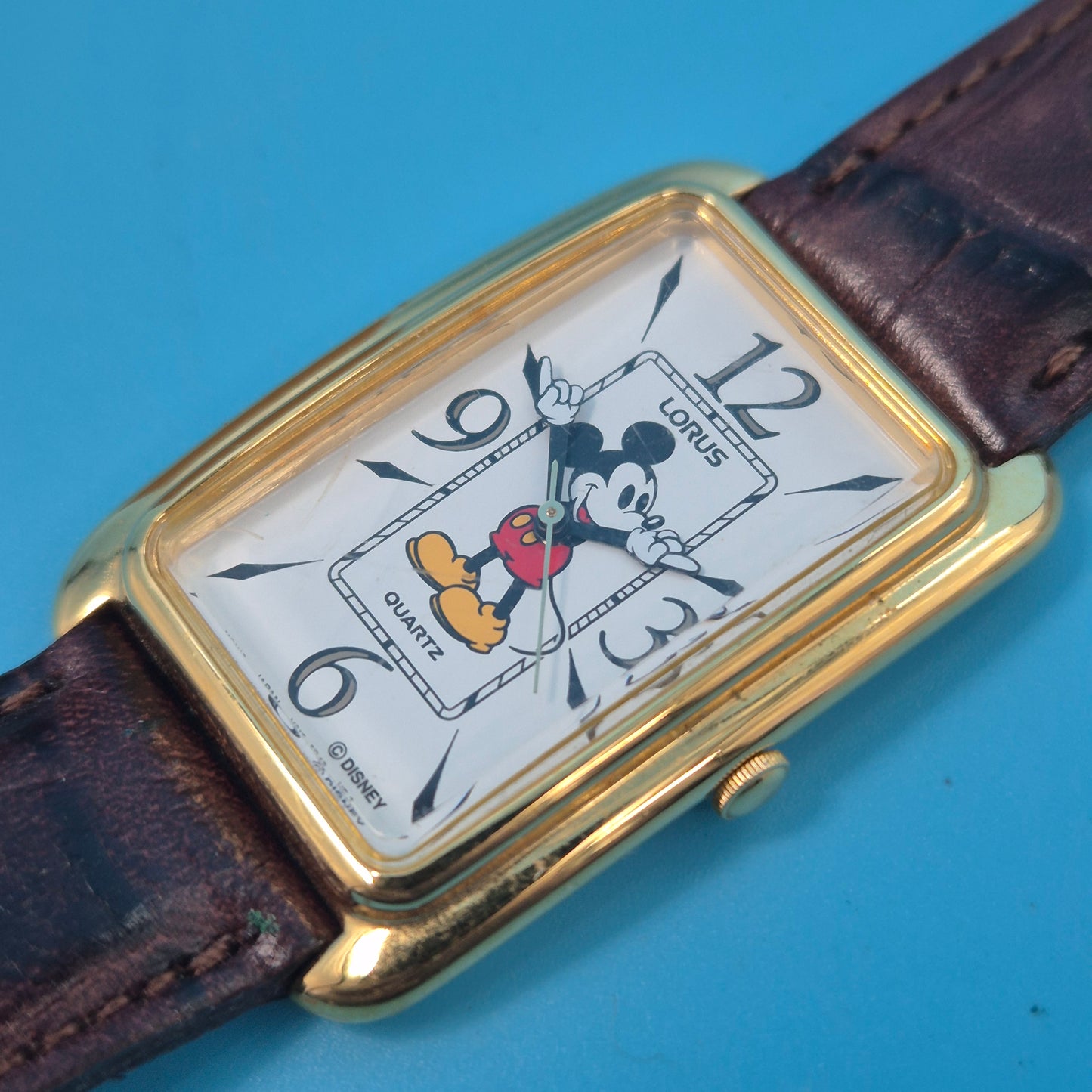 Lorus Mickey Mouse Uhr – Vintage Design mit Goldgehäuse & Lederband