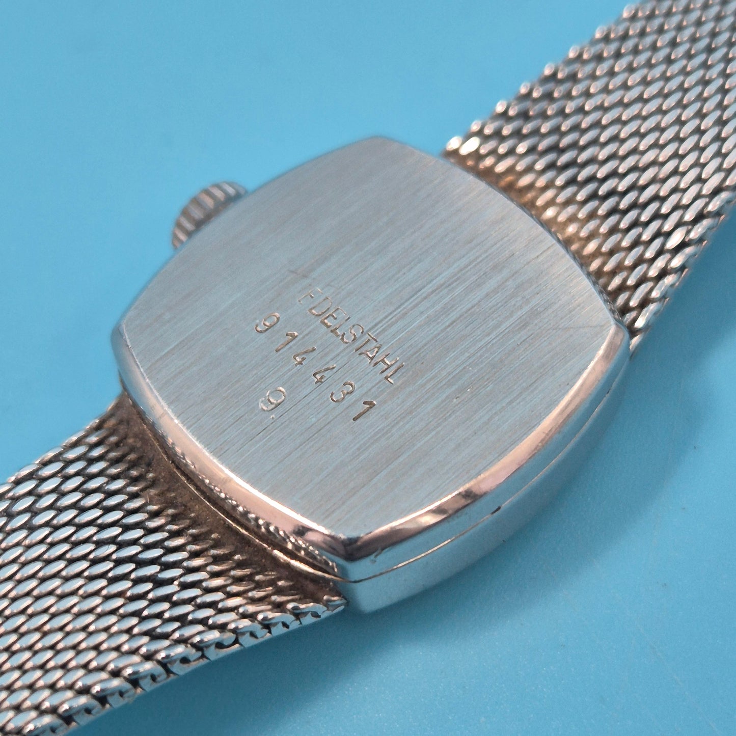Klassische Dugena Damen Uhr – Vintage-Stil mit Textur-Armband