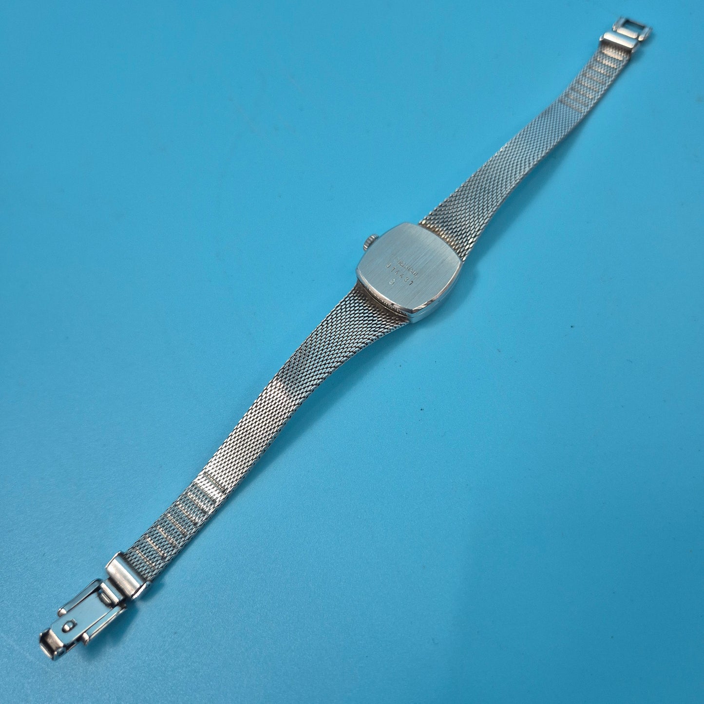 Klassische Dugena Damen Uhr – Vintage-Stil mit Textur-Armband