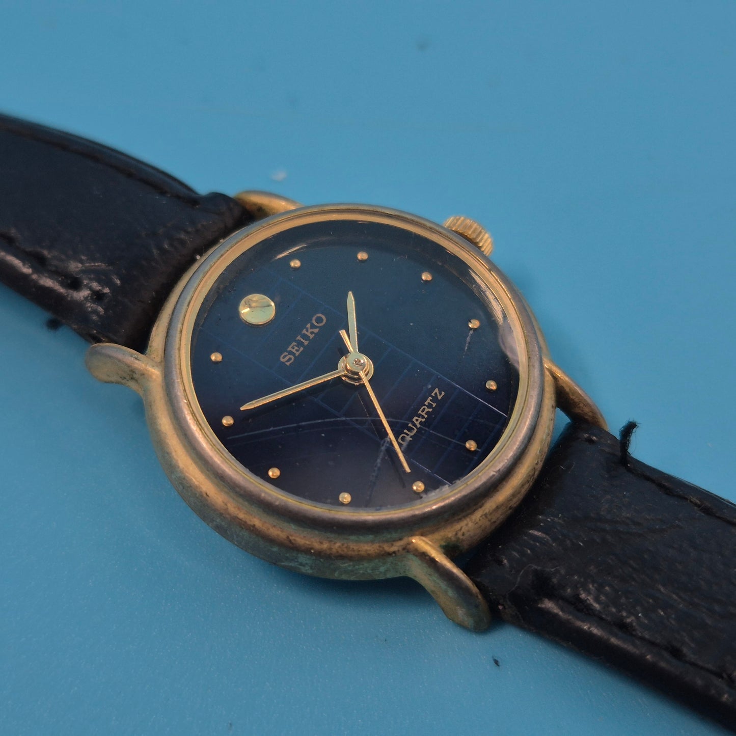Elegante Seiko Damen Uhr mit blauem Zifferblatt und Lederarmband