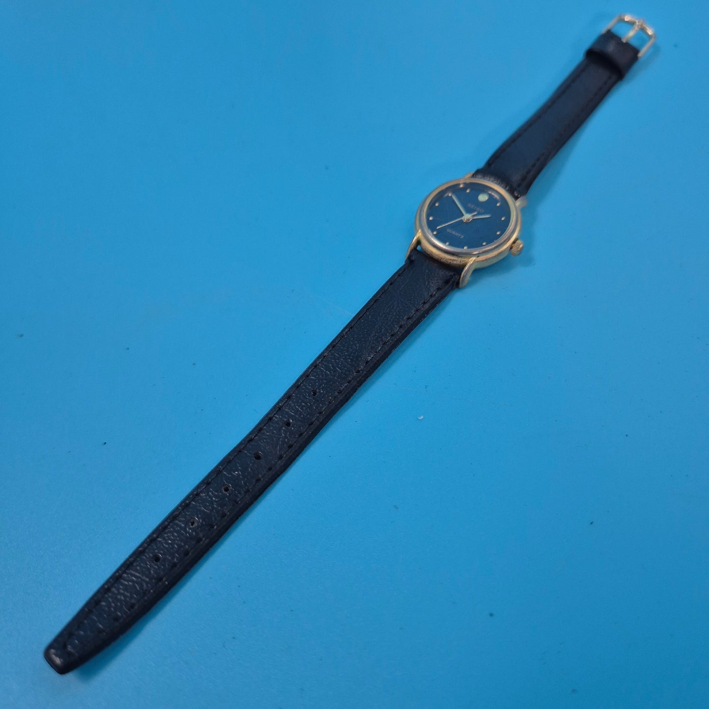 Elegante Seiko Damen Uhr mit blauem Zifferblatt und Lederarmband