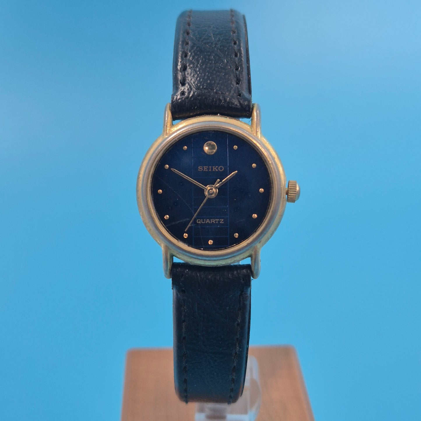 Elegante Seiko Damen Uhr mit blauem Zifferblatt und Lederarmband