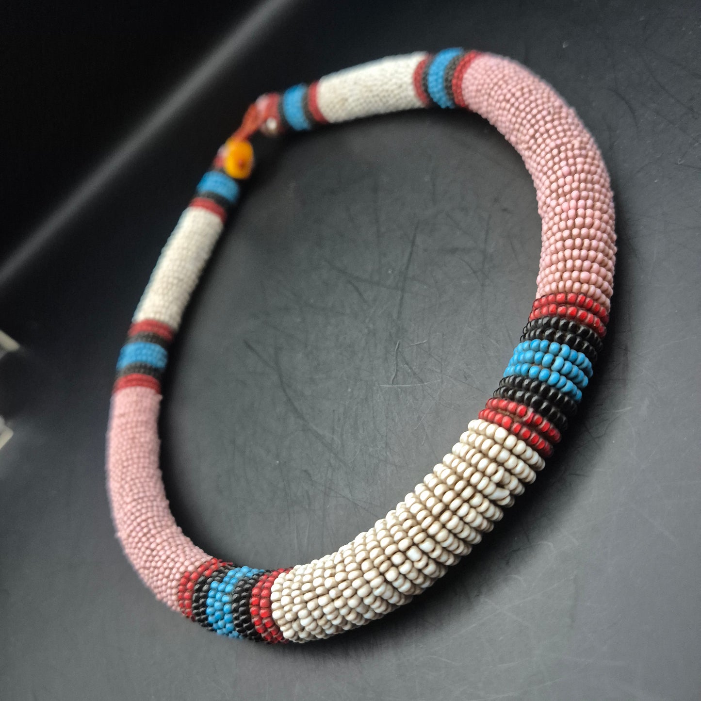 Bunte Perlenkette im Ethno-Stil – Handgefertigte Glasperlen Kette