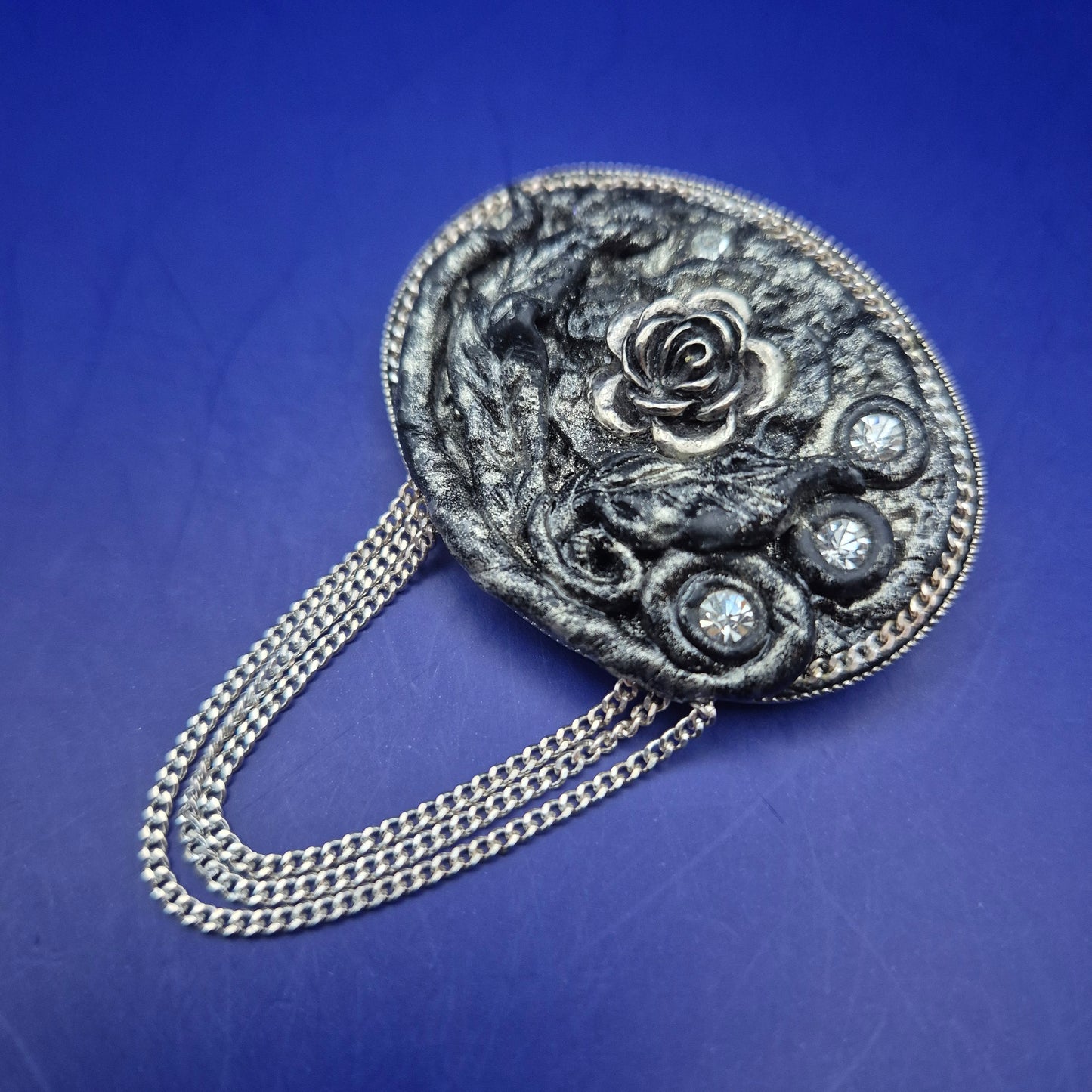 Vintage-Stil Rosenbrosche mit Kette – Damen Anstecknadel