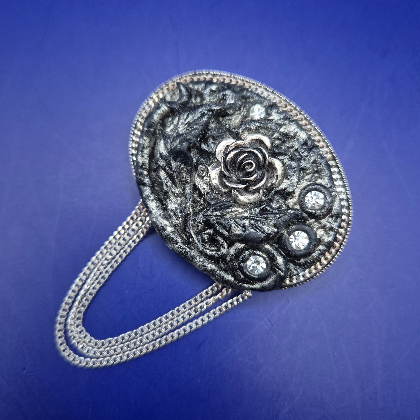 Vintage-Stil Rosenbrosche mit Kette – Damen Anstecknadel