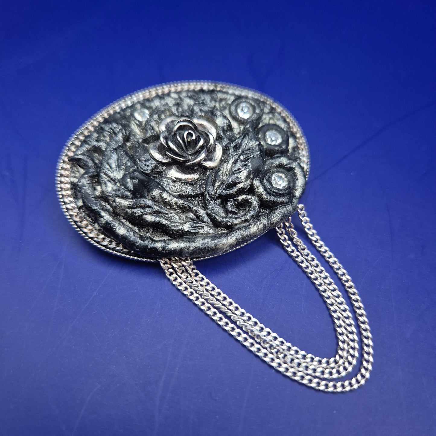 Vintage-Stil Rosenbrosche mit Kette – Damen Anstecknadel