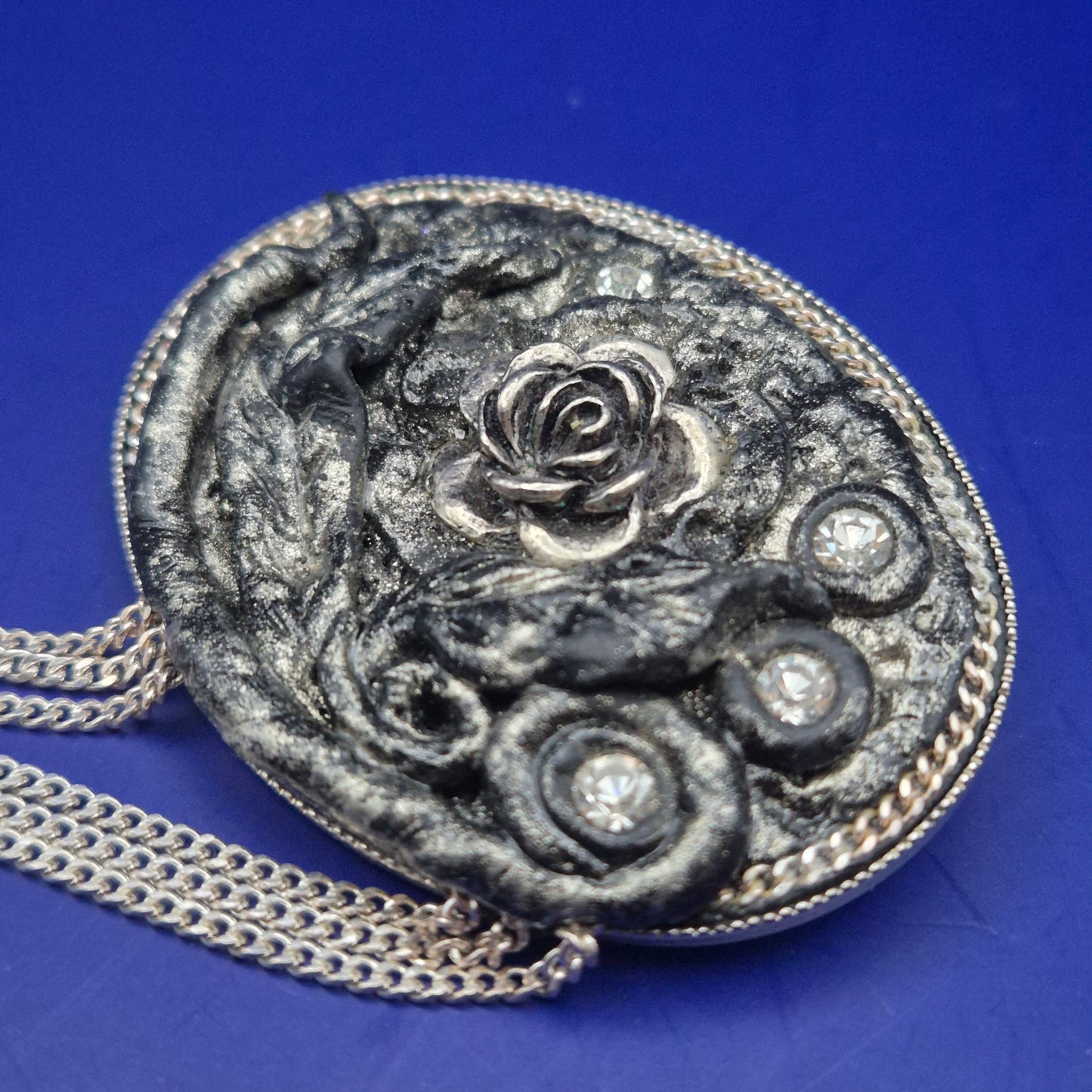 Vintage-Stil Rosenbrosche mit Kette – Damen Anstecknadel