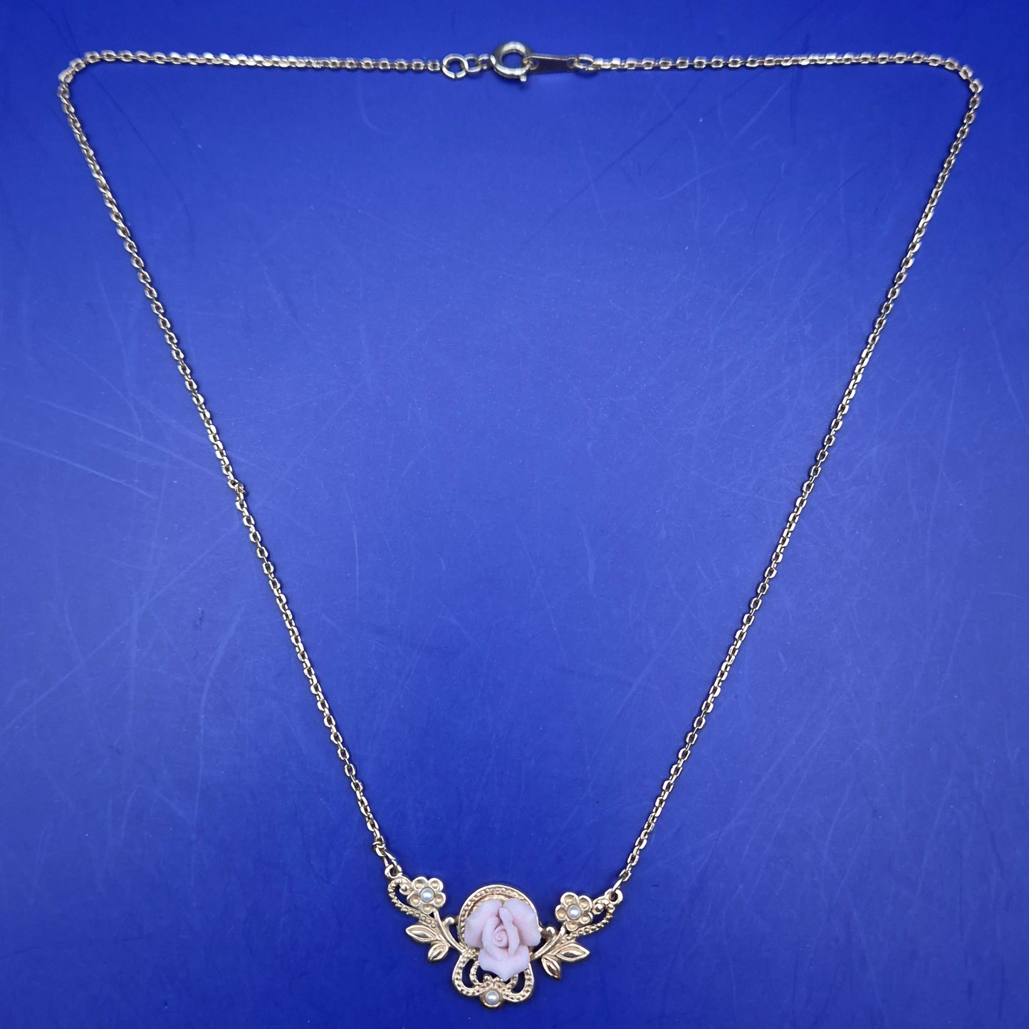 Elegante Damen Kette mit Rosen-Anhänger und Perlen – Vintage Stil