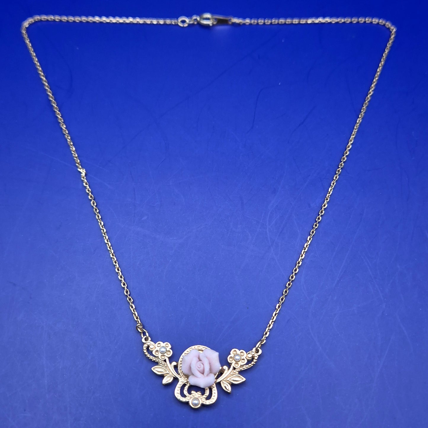 Elegante Damen Kette mit Rosen-Anhänger und Perlen – Vintage Stil