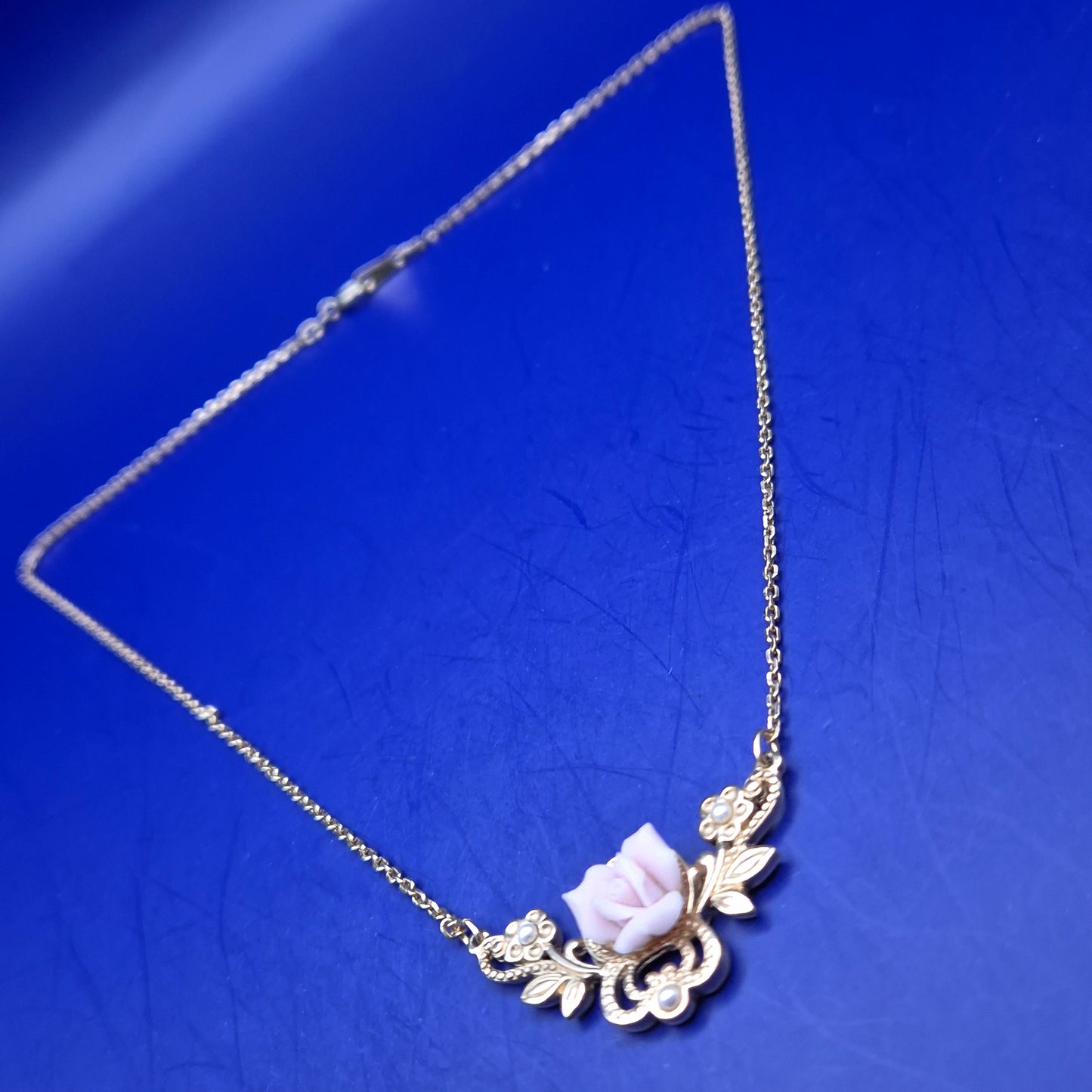 Elegante Damen Kette mit Rosen-Anhänger und Perlen – Vintage Stil
