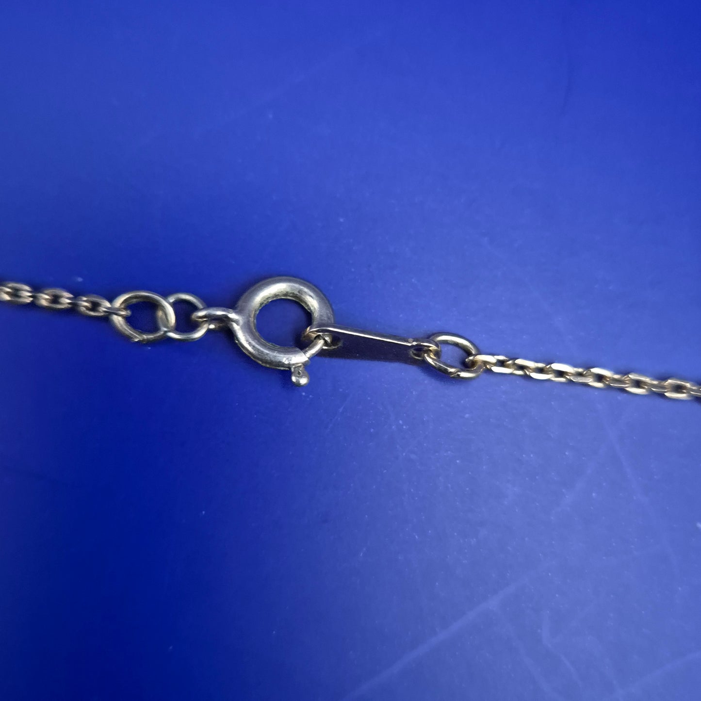 Elegante Damen Kette mit Rosen-Anhänger und Perlen – Vintage Stil