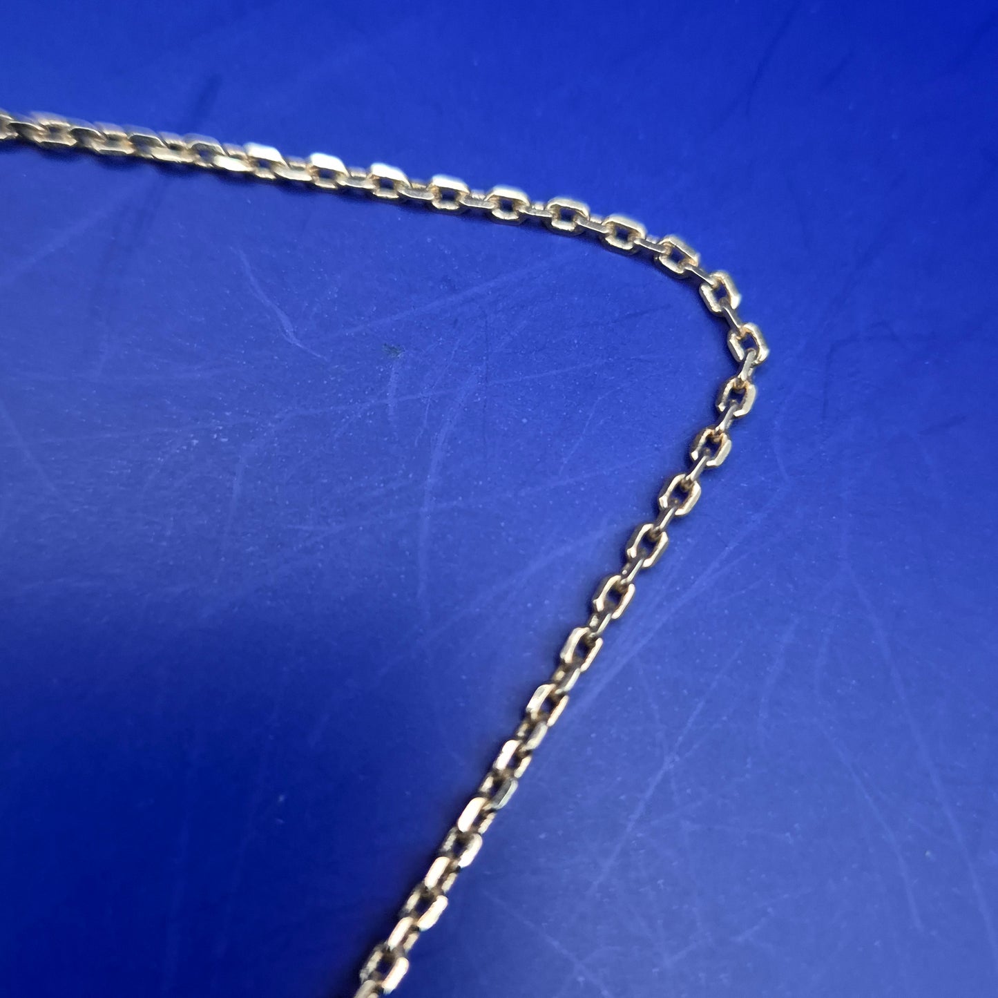 Elegante Damen Kette mit Rosen-Anhänger und Perlen – Vintage Stil