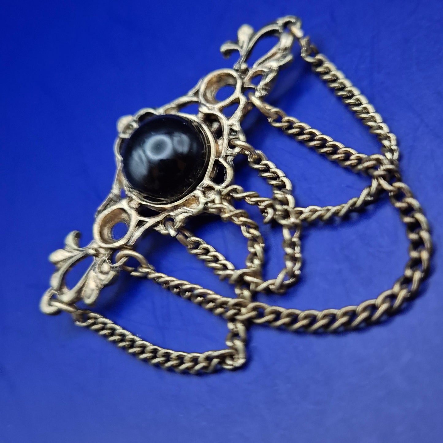 Vintage Brosche mit schwarzem Stein – Edler Antik-Stil mit Ketten