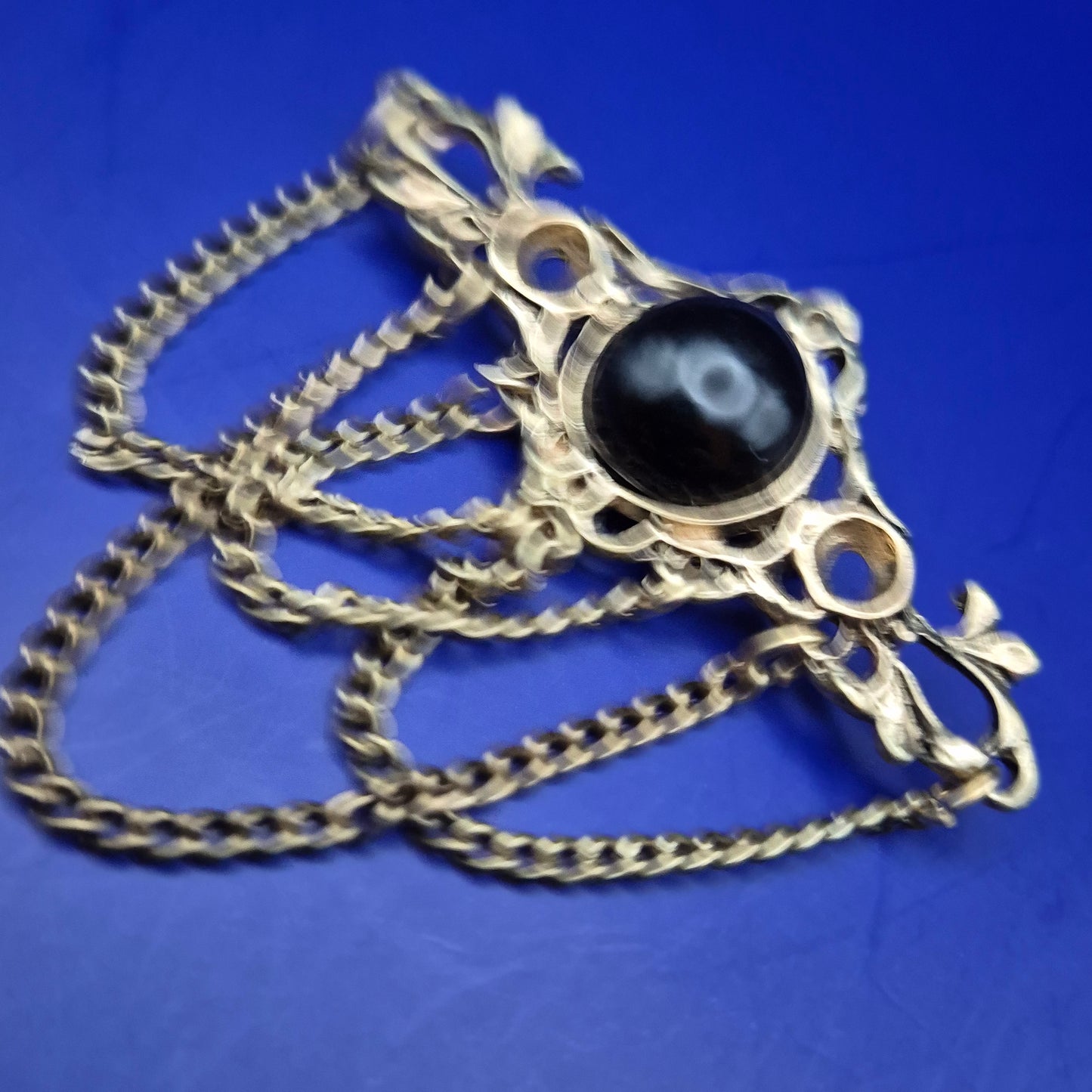 Vintage Brosche mit schwarzem Stein – Edler Antik-Stil mit Ketten