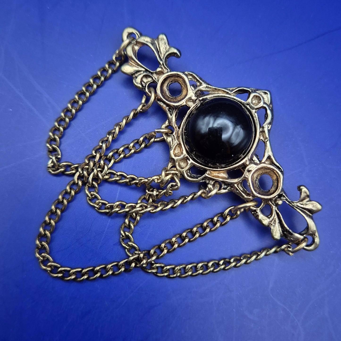Vintage Brosche mit schwarzem Stein – Edler Antik-Stil mit Ketten