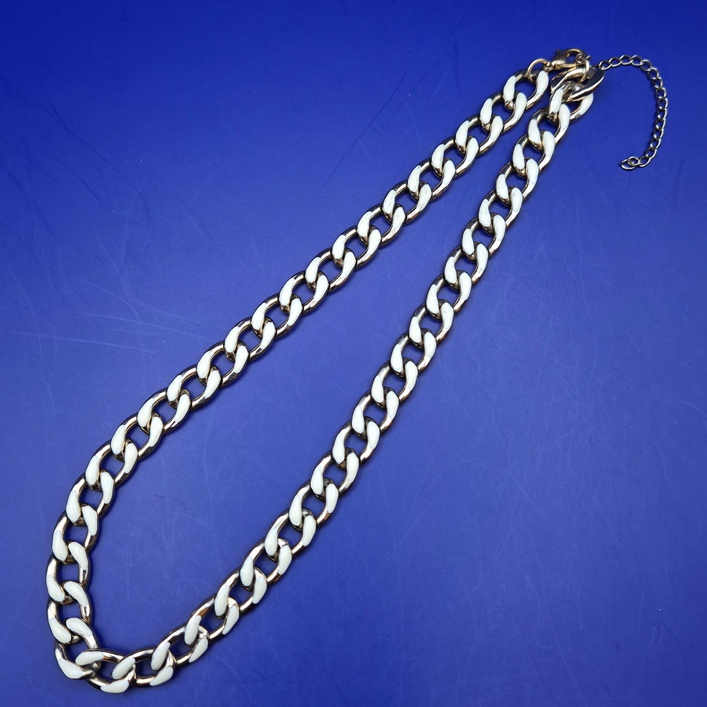 Moderne Gliederkette in Gold-Optik mit weißem Emaille – Stilvolle Damen Kette