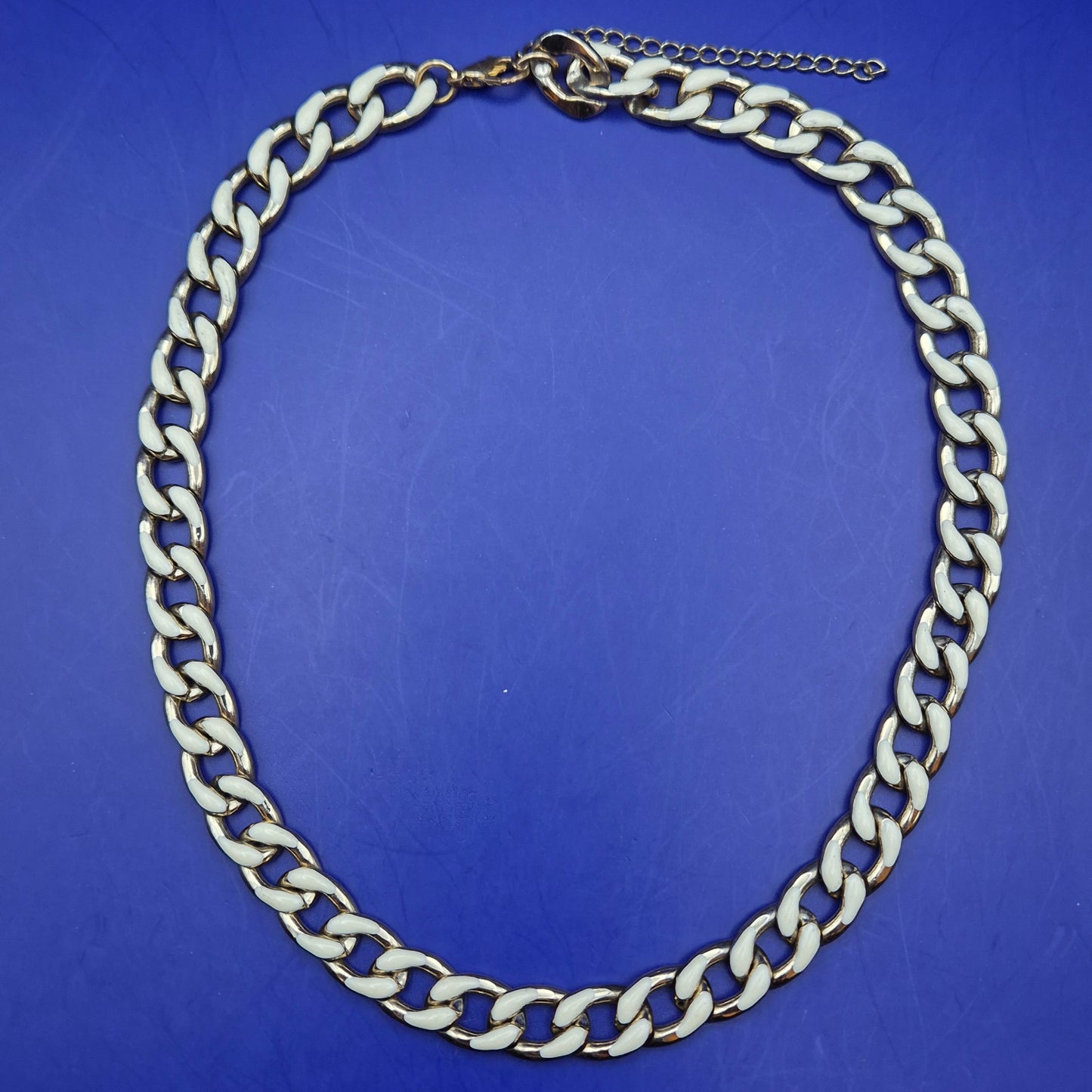 Moderne Gliederkette in Gold-Optik mit weißem Emaille – Stilvolle Damen Kette