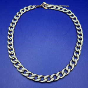 Moderne Gliederkette in Gold-Optik mit weißem Emaille – Stilvolle Damen Kette