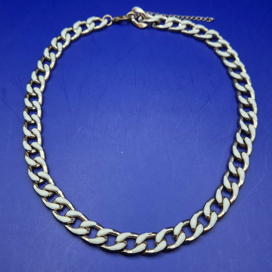 Moderne Gliederkette in Gold-Optik mit weißem Emaille – Stilvolle Damen Kette